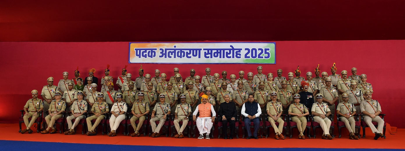 माननीय मुख्यमंत्री महोदय के साथ - पदक प्राप्तकर्ताओं का ग्रुप फोटो